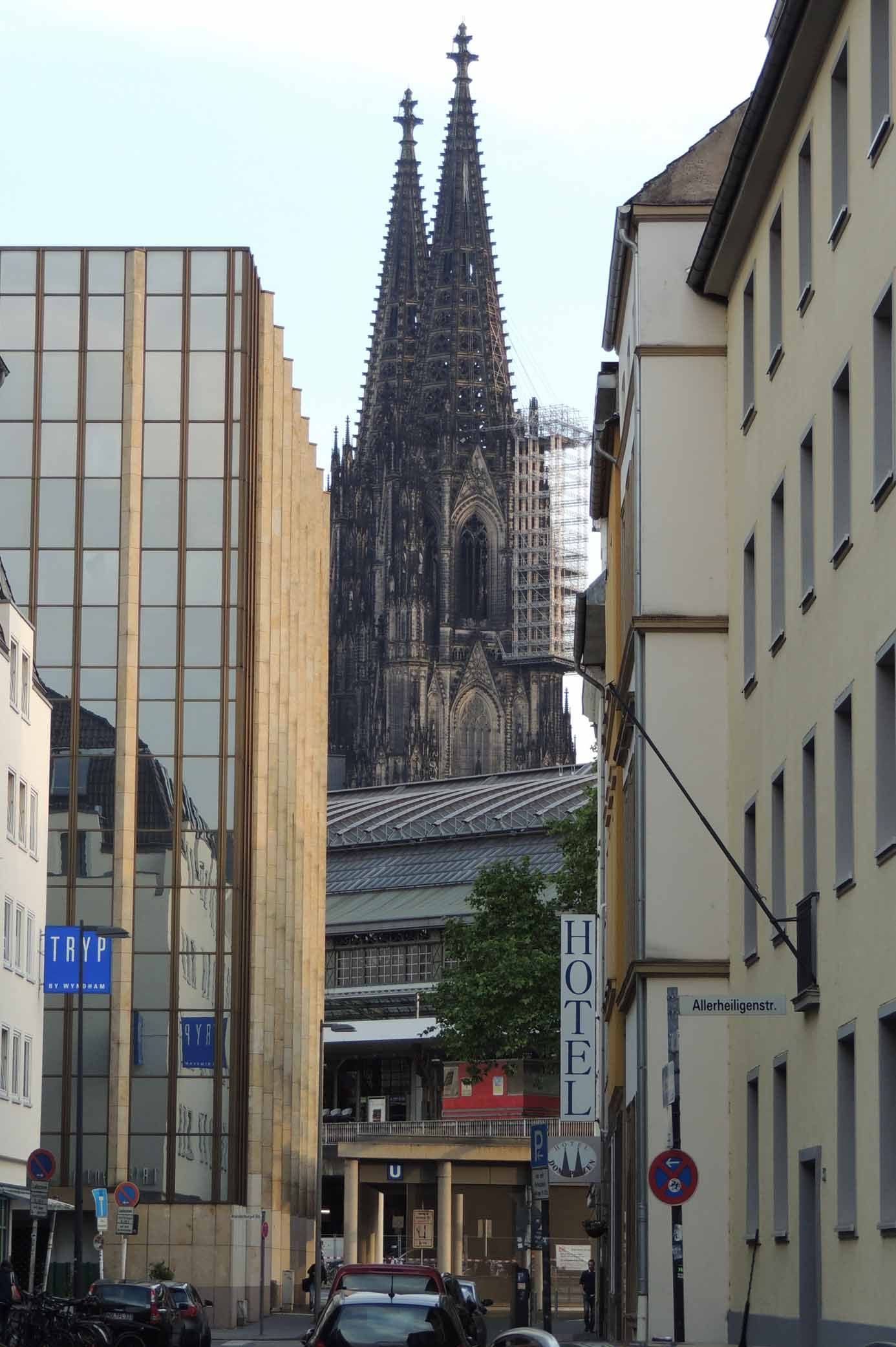 Blick aus der Domstraße zum Kölner Dom