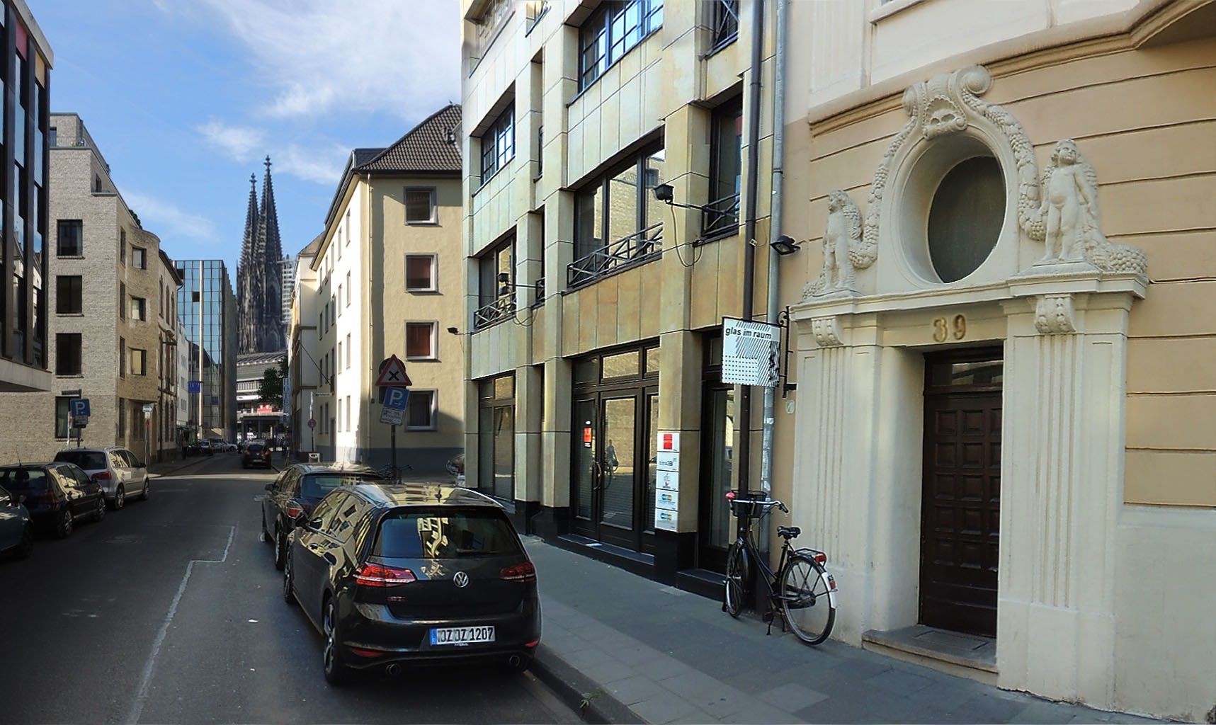 Domstraße in Köln-Altstadt-Nord, Blick zum Kölner Dom, Eingang Nr. 39 rechts