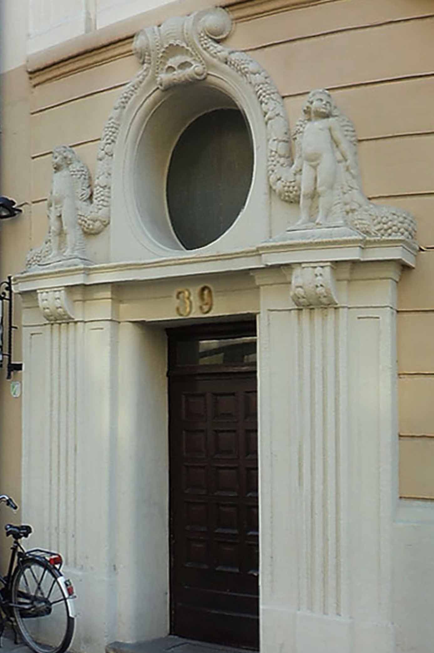 Portal Domstraße 39 mit goldener Hausnummer