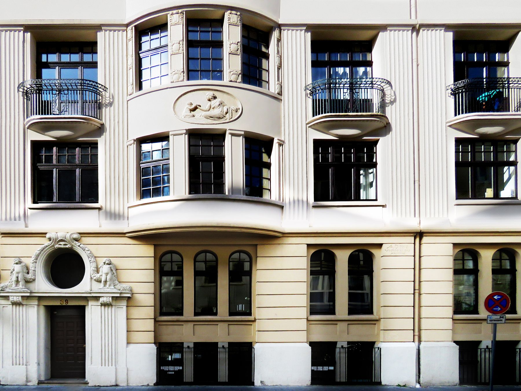Chiropraxis Köln, Domstraße 39: Fassade mit Eingang Nr. 39